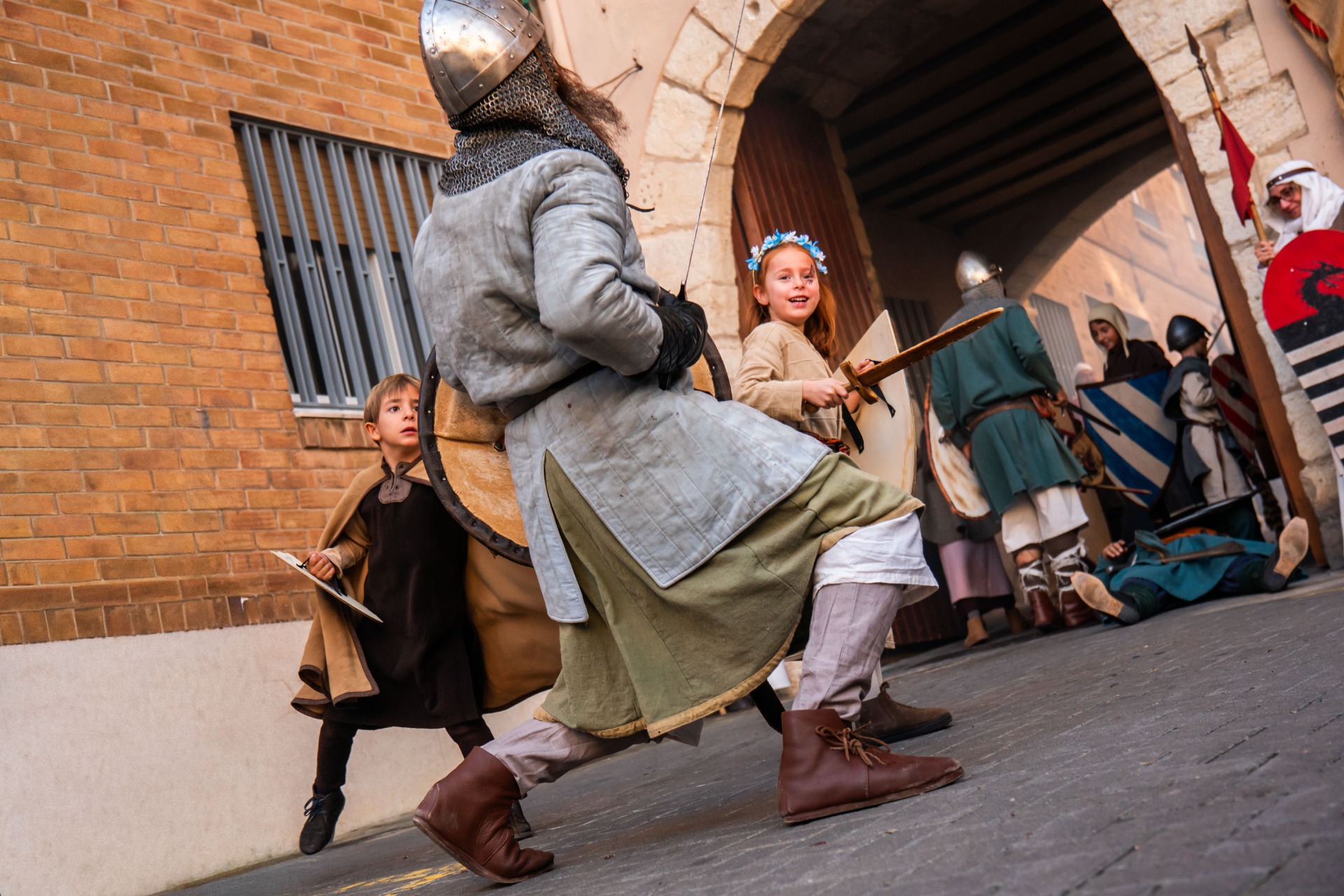 Asalto al castillo por los niños. Al-Qura Medieval.