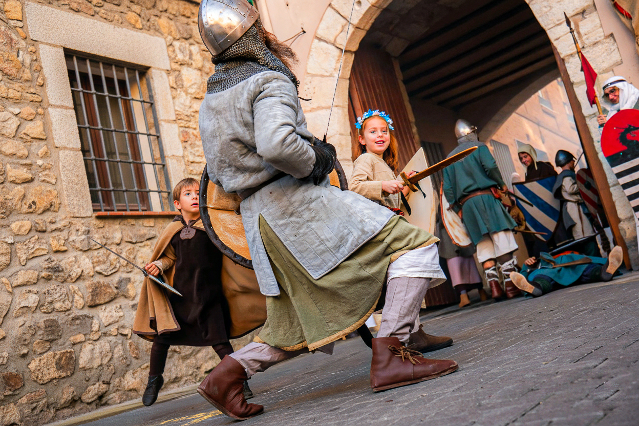 Asalto al castillo por los niños. Al-Qura Medieval.